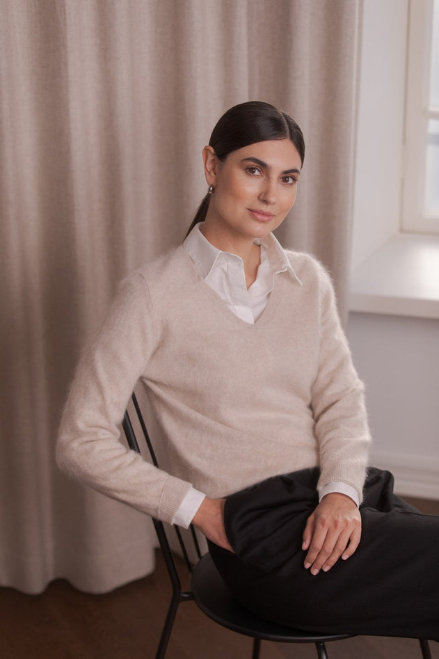 Long-sleeved Cashmere V-Neck Sweater Latte