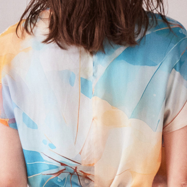 Short Sleeve V-Neck Tee Umbrella Print