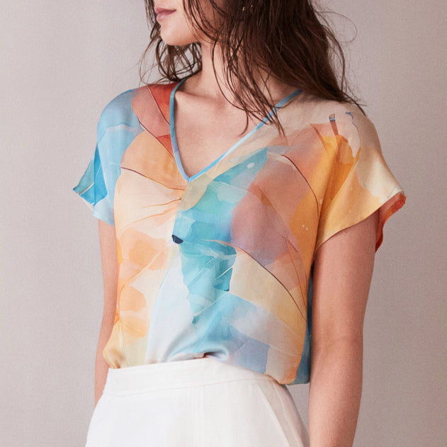 Short Sleeve V-Neck Tee Umbrella Print