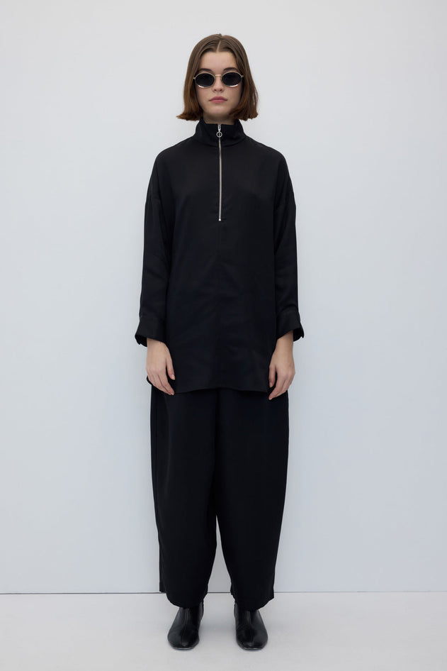2821-CM-BL_Dina-Shirt-Black_RITA_ROW_WOMEN_AW26_1.jpg?v=1784106797