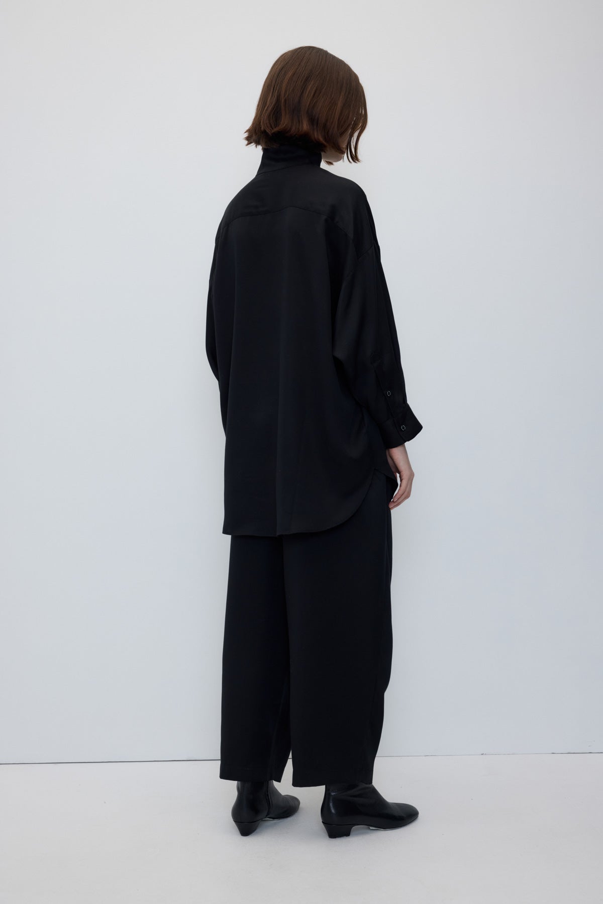 2821-CM-BL_Dina-Shirt-Black_RITA_ROW_WOMEN_AW26_4.jpg?v=1784106797
