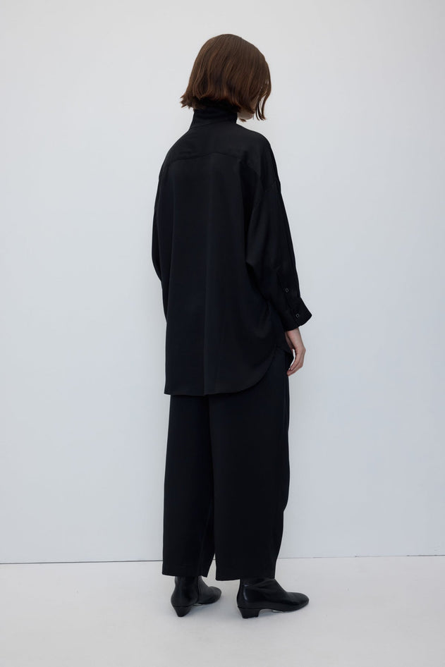 2821-CM-BL_Dina-Shirt-Black_RITA_ROW_WOMEN_AW26_4.jpg?v=1784106797