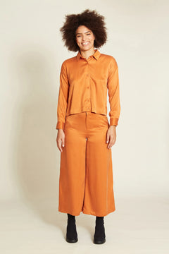 Fabric texture on women’s shirt