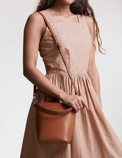 Bobbi Midi Bucket-laukku Cognac, Classic -nahka