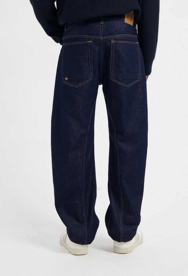 men-sustainable-jeans-ben-mid-barrel-dry-half-body-back.jpg?v=1765358810