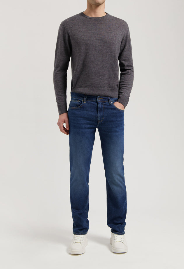 men-sustainable-jeans-bryce-mid-straight-rustic-blue-full-body-front-winter.jpg?v=1747398170