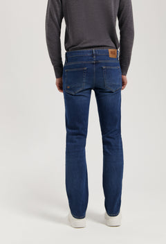 men-sustainable-jeans-bryce-mid-straight-rustic-blue-half-body-back-winter.jpg?v=1747398170