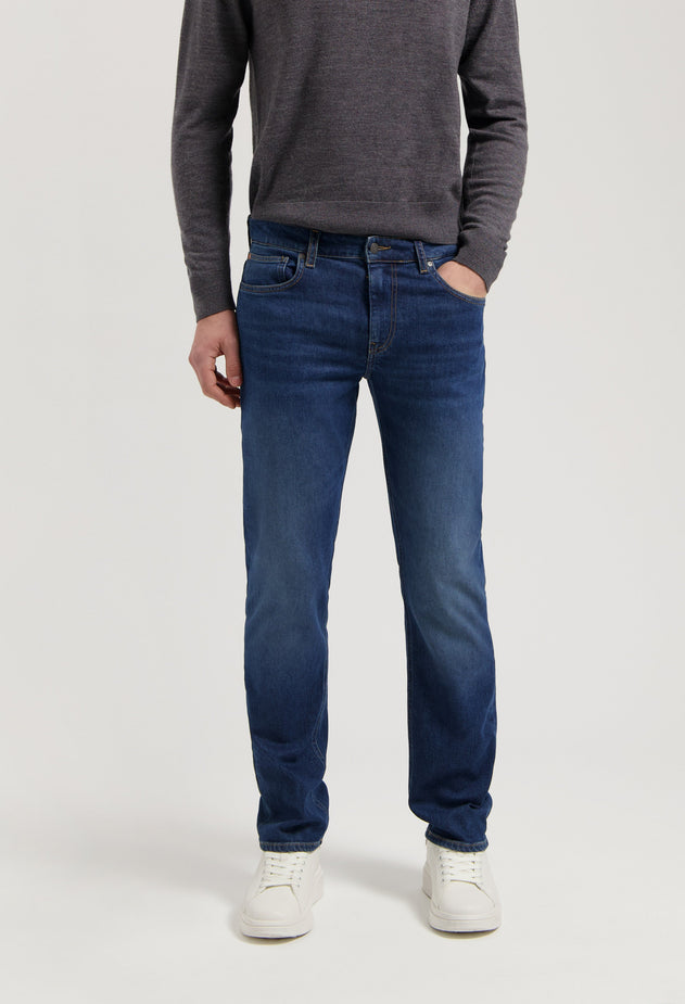 men-sustainable-jeans-bryce-mid-straight-rustic-blue-half-body-front-winter.jpg?v=1747398170