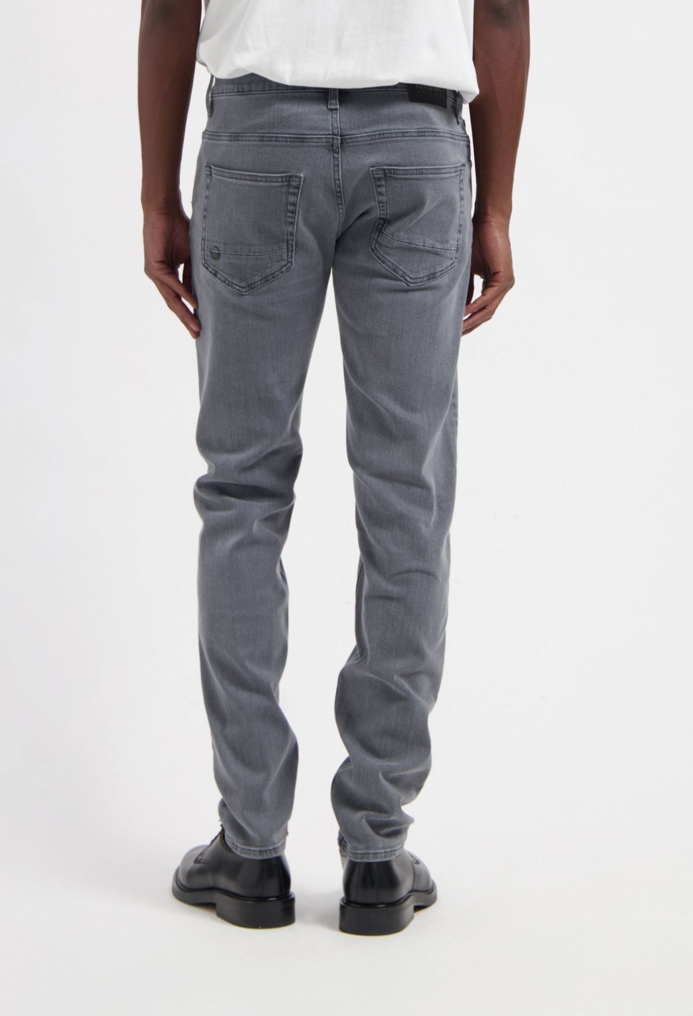 men-sustainable-jeans-dunn-low-tapered-light-grey-half-body-back.jpg?v=1765360148