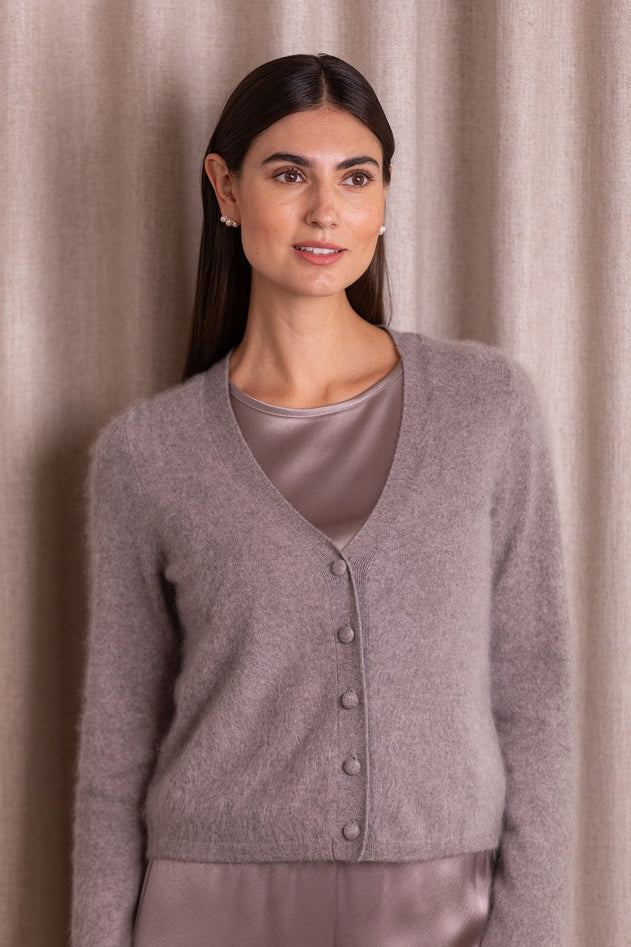 nougat_pitkahihainen_kashmirneuletakki_v-kaula-aukolla.jpg?v=1769169768