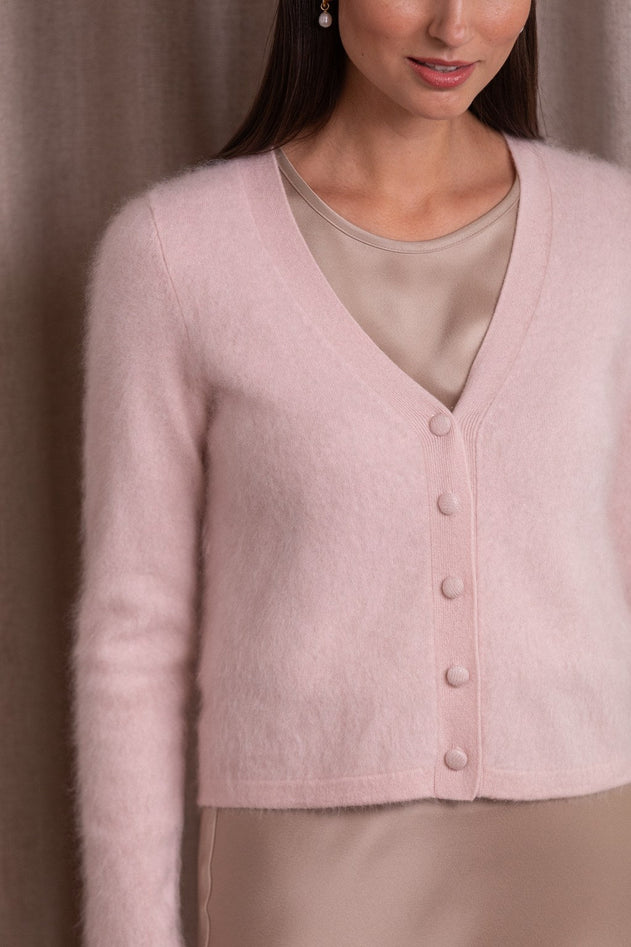 pitkahihainen_kashmirneuletakki_pale_pink_v-kaula-aukolla.jpg?v=1769426400