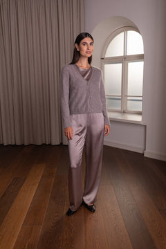 pitkahihainen_kashmirneuletakki_v-kaula-aukolla_nougat.jpg?v=1769169768