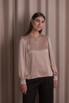 pitkahihainen_satiinipaita_puhvihihalla_latte.jpg?v=1764151170