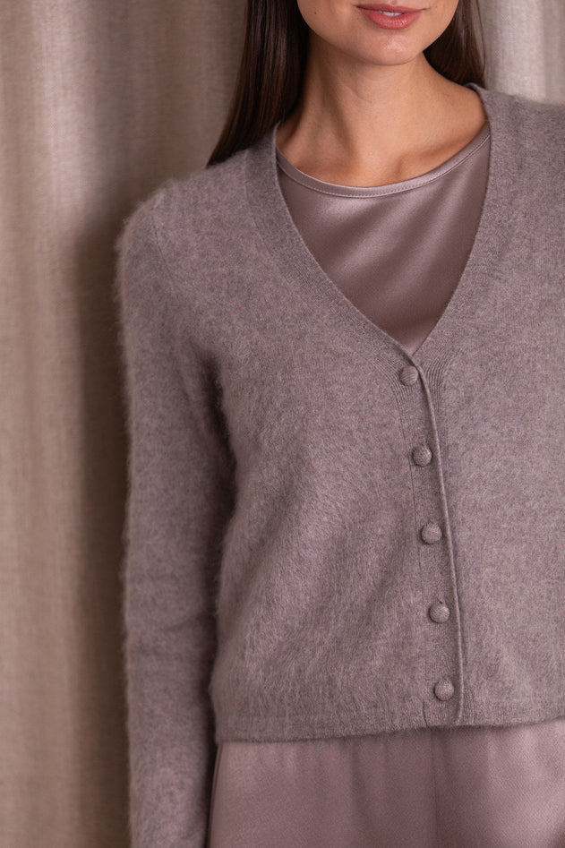 pitkahihainen_v-kaula-aukollinen_kashmirneuletakki_nougat.jpg?v=1769169768