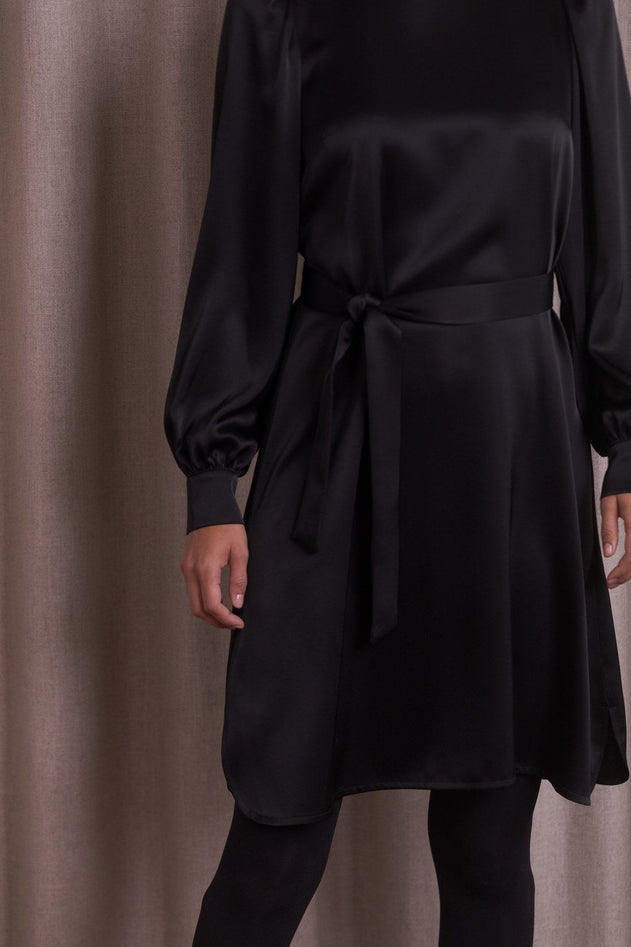 puhvihihallinen_satiinimekko_pitkahihainen_black.jpg?v=1764151239