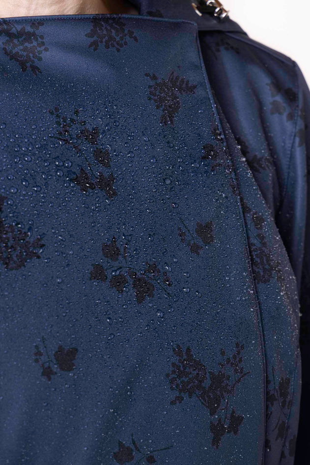 rainsisters-coat-blue-frost-wateerproof-dark-blue-black-print-close-up.jpg?v=1779049144