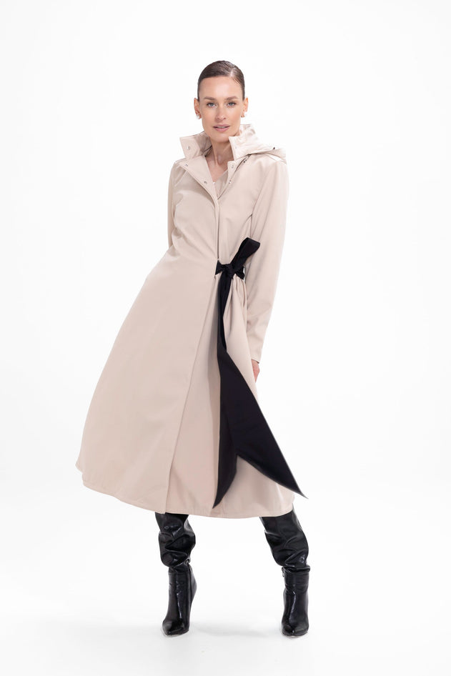 rainsisters-coat-desirable-bow-waterproof-beige-in-motion.jpg?v=1779052020