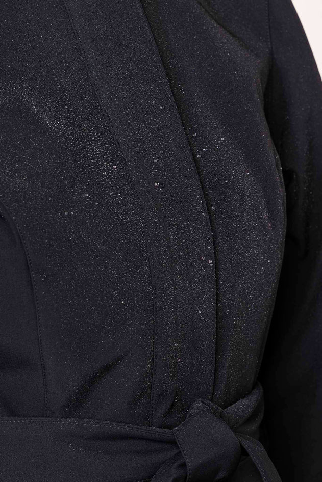 rainsisters-coat-raven-red-waterproof-black-close-up.jpg?v=1779056500
