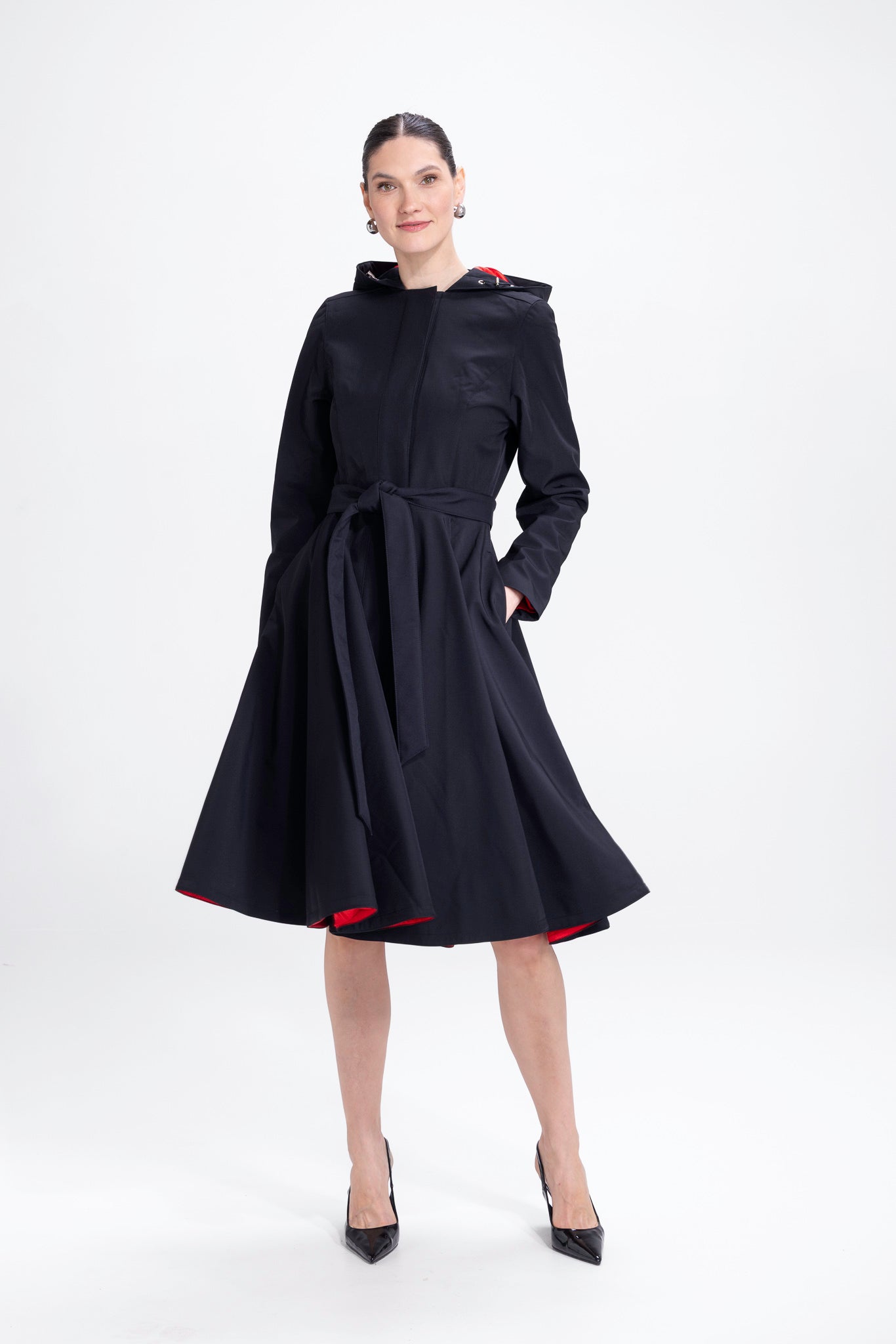 rainsisters-coat-raven-red-waterproof-black-front.jpg?v=1779056500