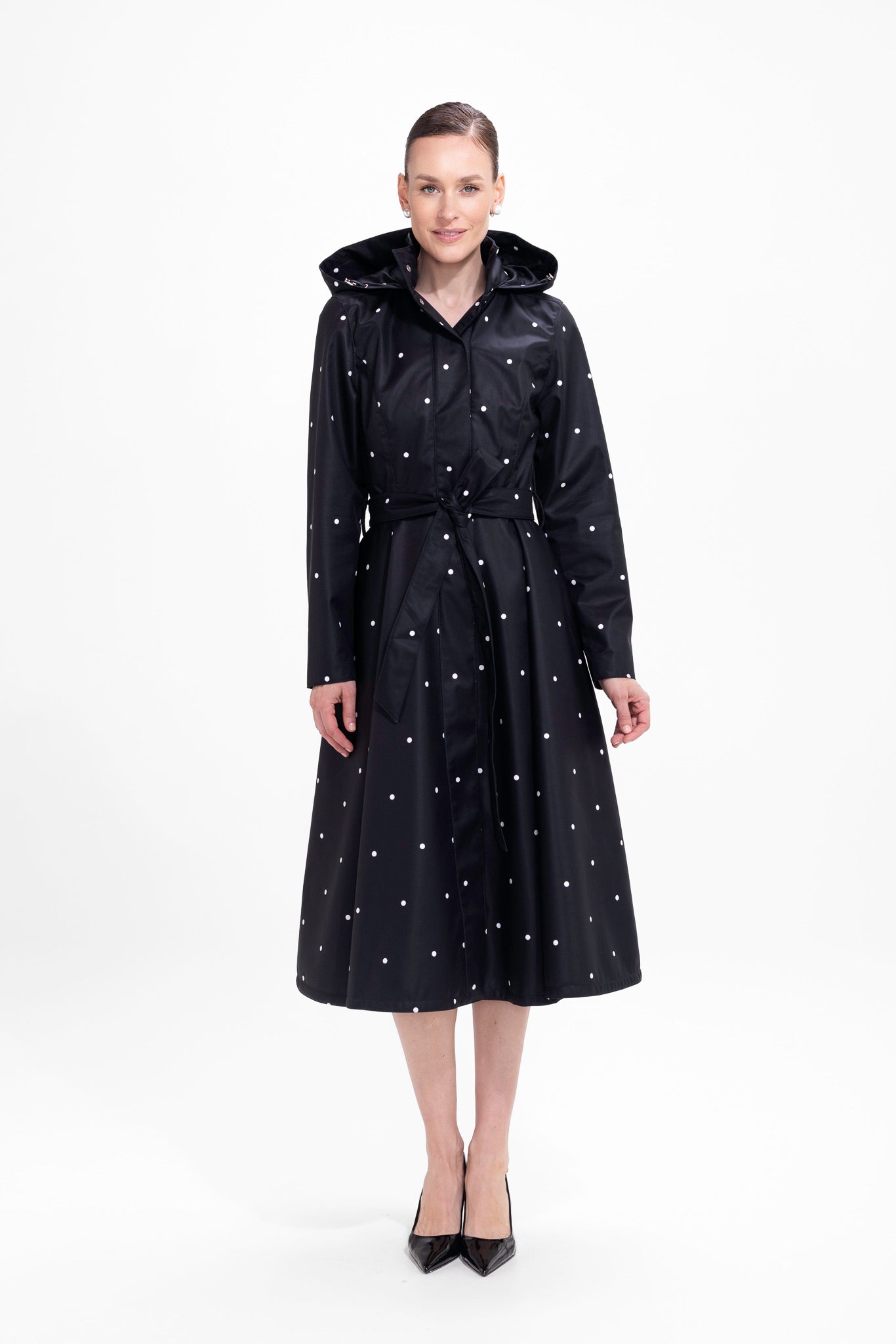 rainsisters-coat-timeless-polka-dots-waterproof-black-dots-front.jpg?v=1779057819