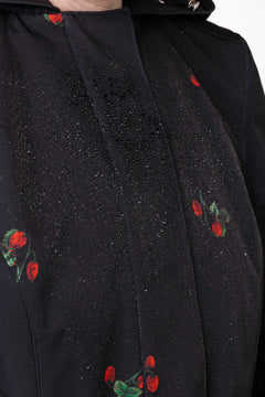 rainsisters-coat-wild-strawberry-waterproof-black-berry-close-up.jpg?v=1779058542