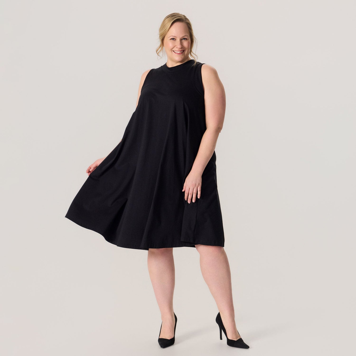tamsilk-5043-rusetti-mekko-musta-1-1800x1800.jpg?v=1776230419