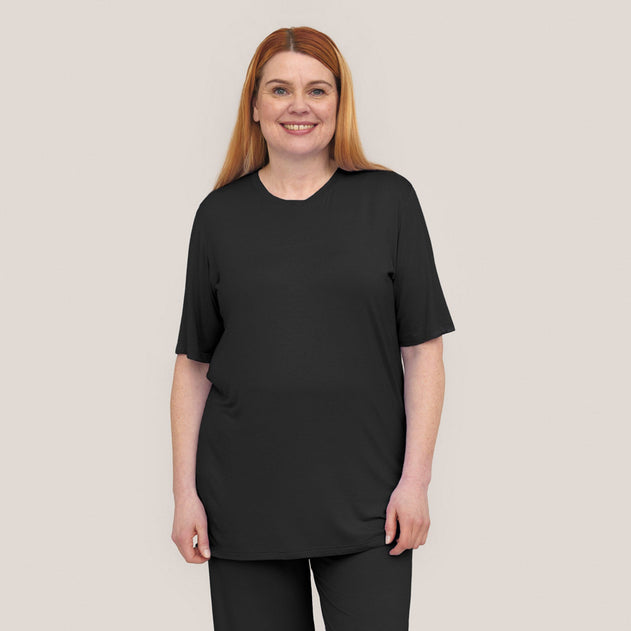 tamsilk-6058-rento-lyhythihainen-pyjamapaita-musta-1800x1800.jpg?v=1768997467