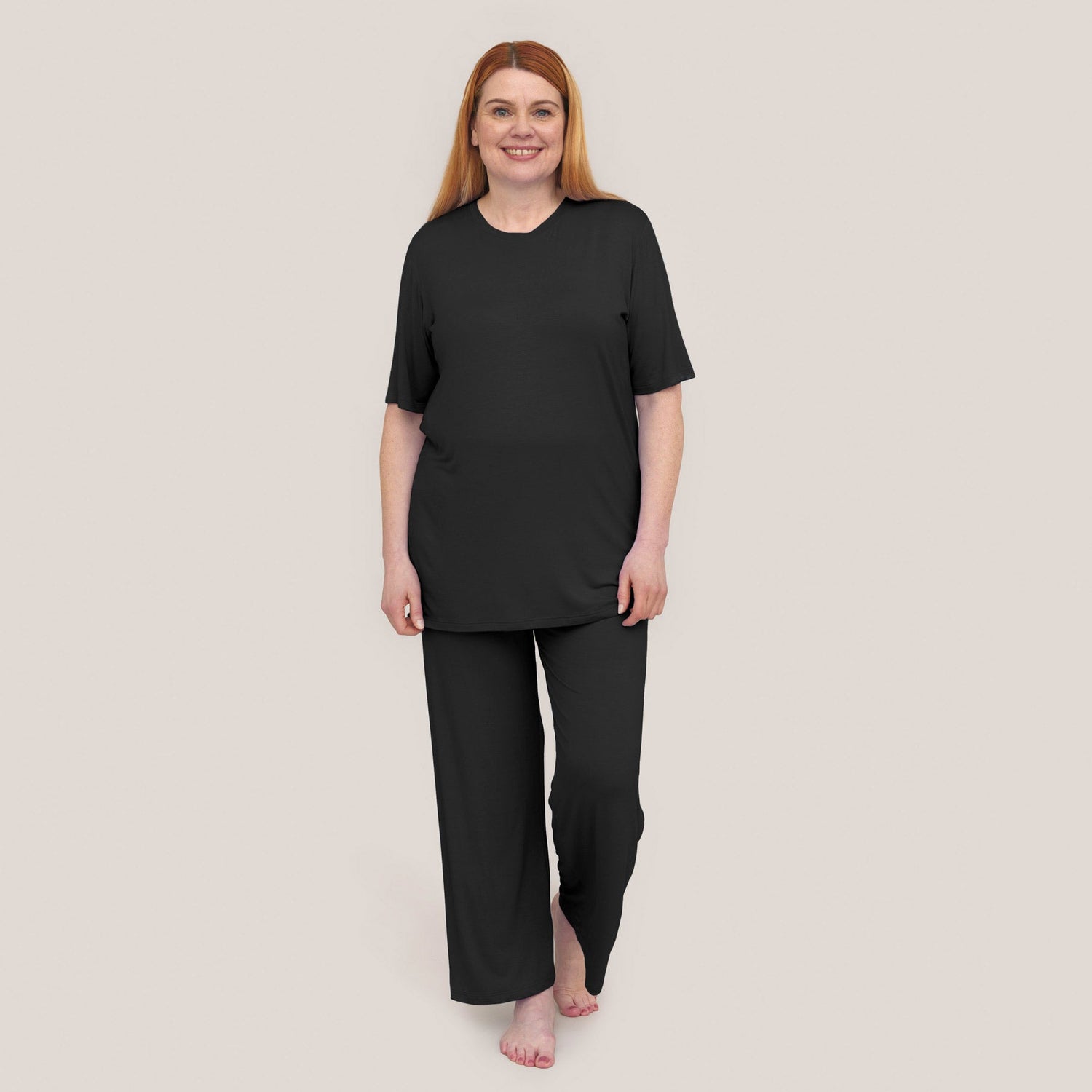 tamsilk-6058-rento-lyhythihainen-pyjamapaita-musta-6059-rento-pyjamahousut-musta-1800x1800.jpg?v=1764746945