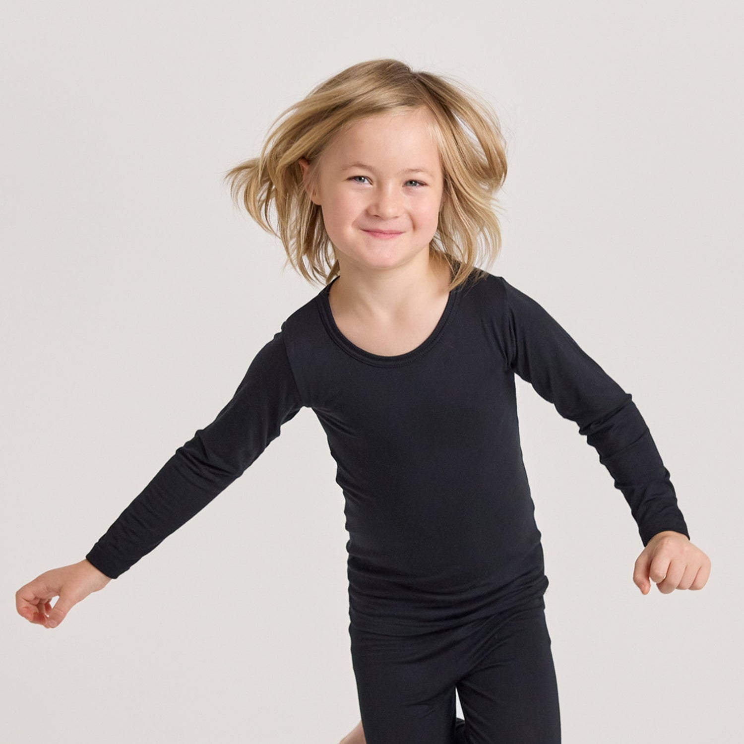 tamsilk-6311-hento-lasten-pitkahihainen-paita-musta-1800x1800_60199e7f-7c25-42ad-8657-506edf396b8b.jpg?v=1761035445