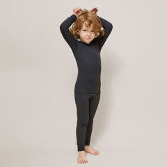 tamsilk-6311-hento-lasten-pitkahihainen-paita-musta-6310-hento-lasten-pitkikset-musta-1800x1800.jpg?v=1761035445