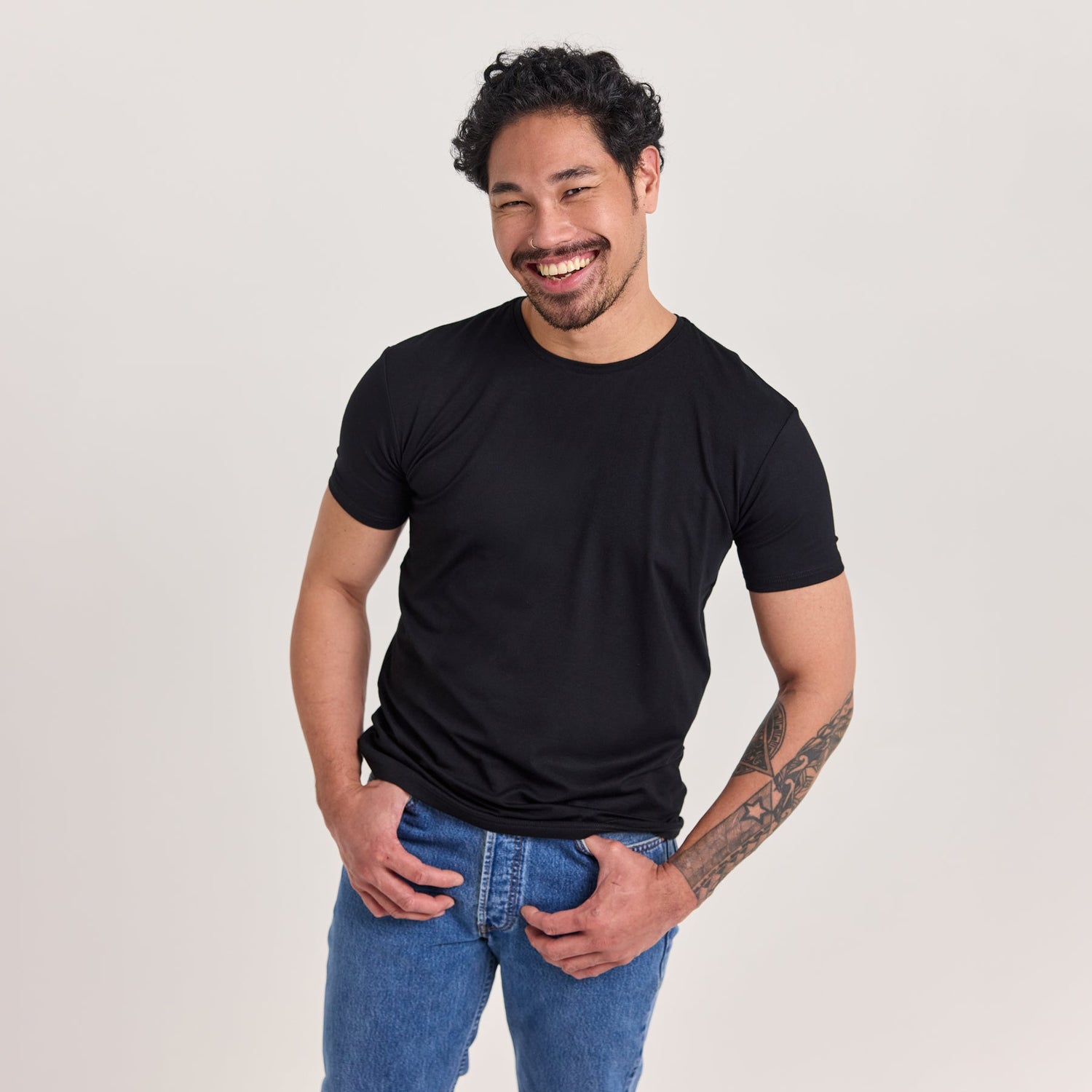 tamsilk-6721-slimmi-miesten-t-paita-musta-1800x1800.jpg?v=1775116151