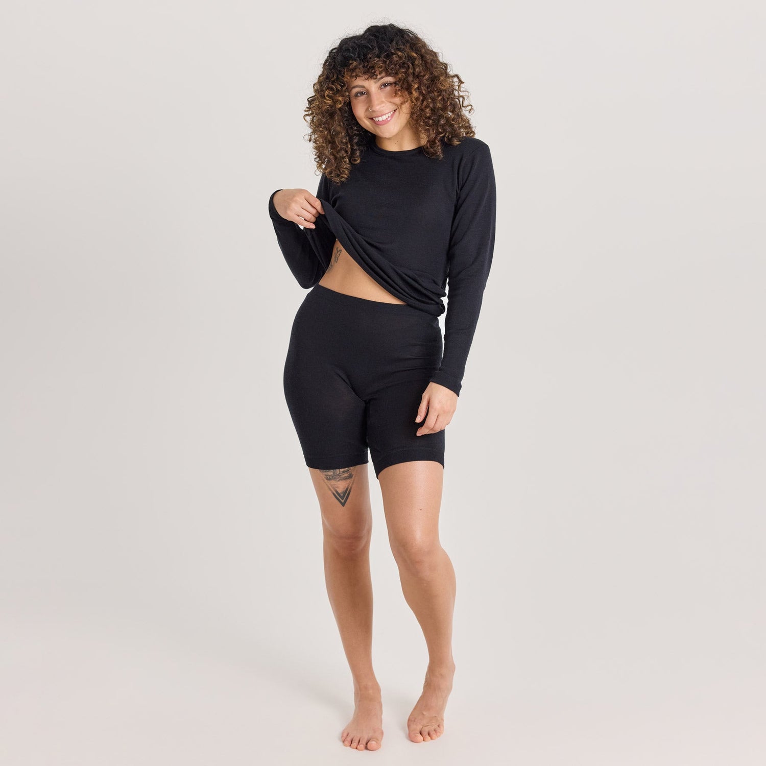 tamsilk-9018-klassikko-pitkahihainen-paita-musta-9036-klassikko-lahjehousut-musta-1-1800x1800.jpg?v=1764072634