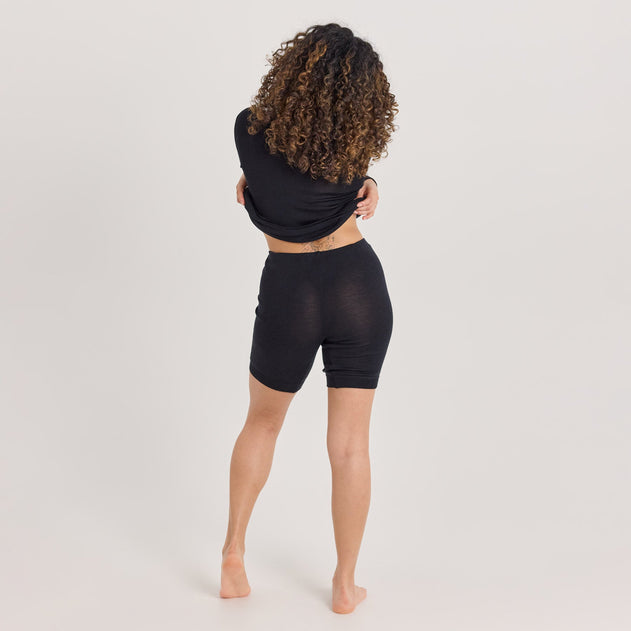 tamsilk-9018-klassikko-pitkahihainen-paita-musta-9036-klassikko-lahjehousut-musta-1800x1800.jpg?v=1764072634