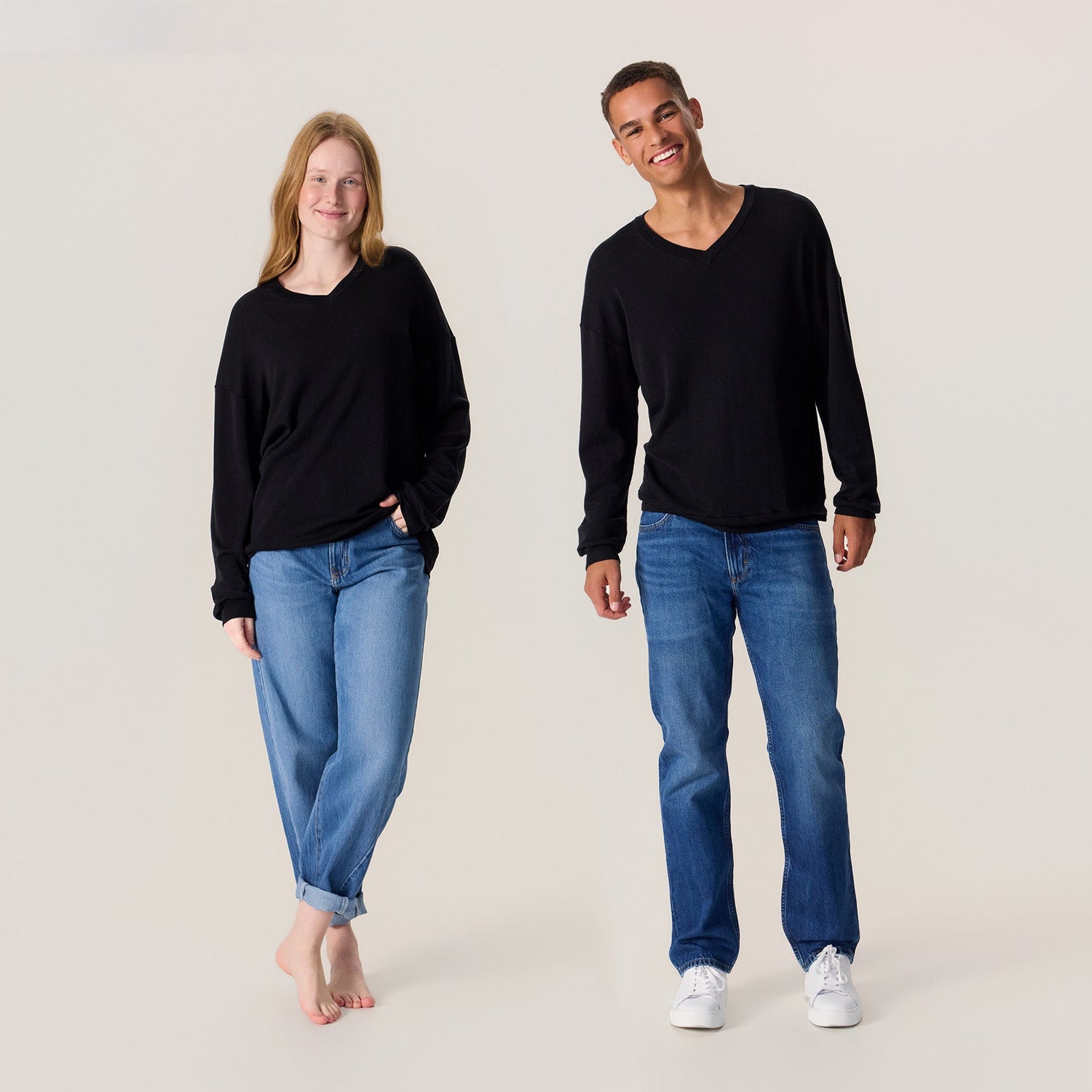tamsilk-9422-klassikko-unisex-neulepaita-musta-5-1800x1800kopio.jpg?v=1773915354