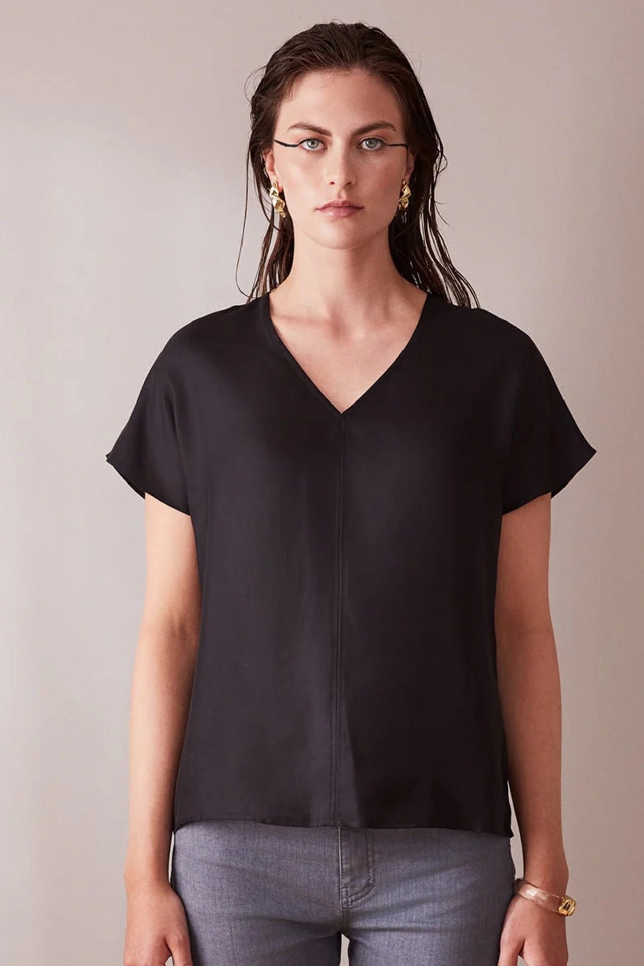 V-Neck Tee Black - Studio Heijne