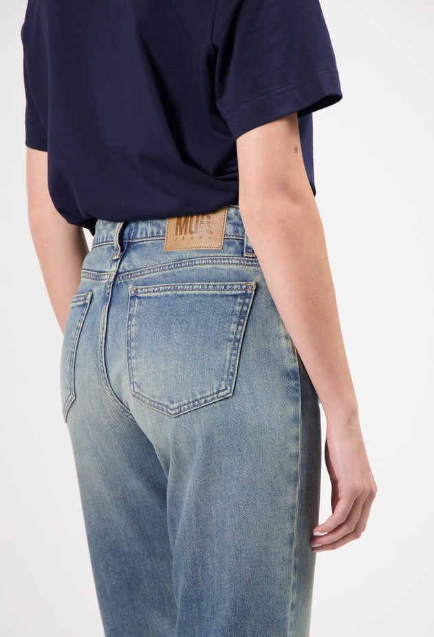 women-sustainable-jeans-carry-mid-straight-earth-vintage-detail-summer.jpg?v=1758638852