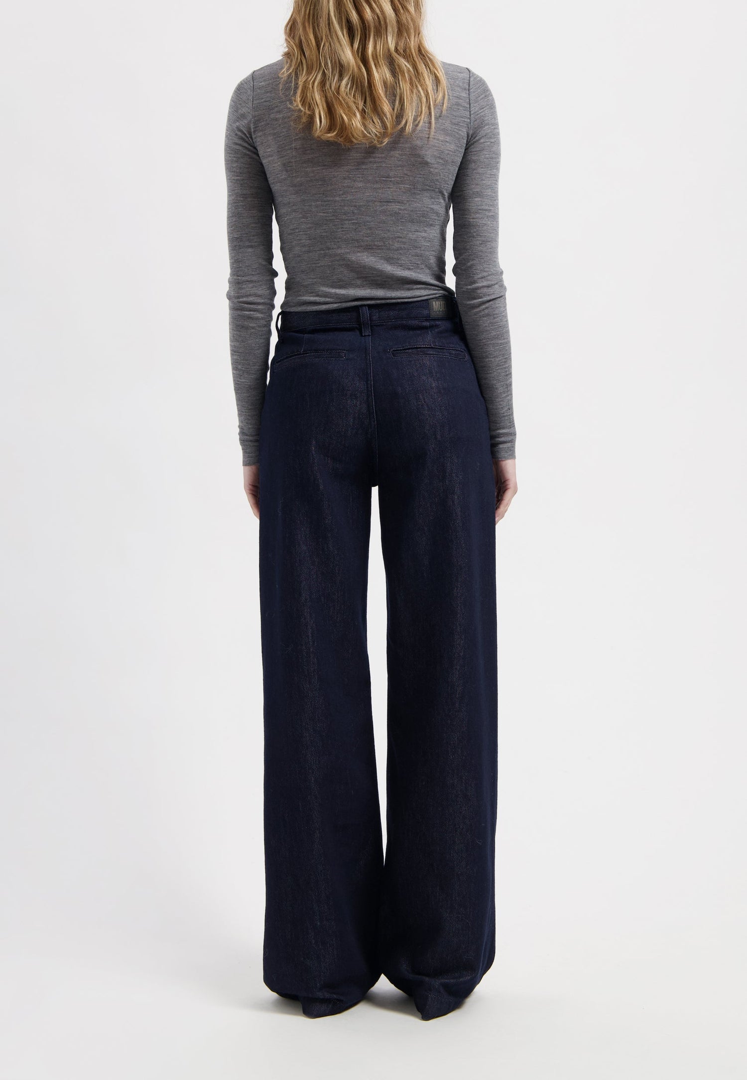 women-sustainable-jeans-june-mid-loose-rinse-full-body-back.jpg?v=1764946132