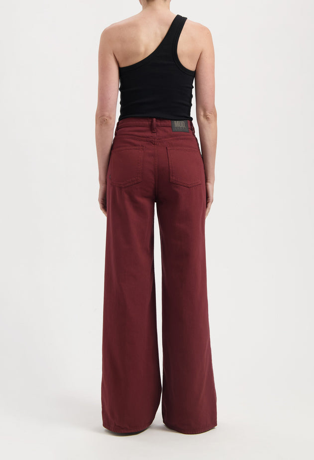 women-sustainable-jeans-sara-high-loose-flow-burgundy-full-body-back-summer.jpg?v=1758639640