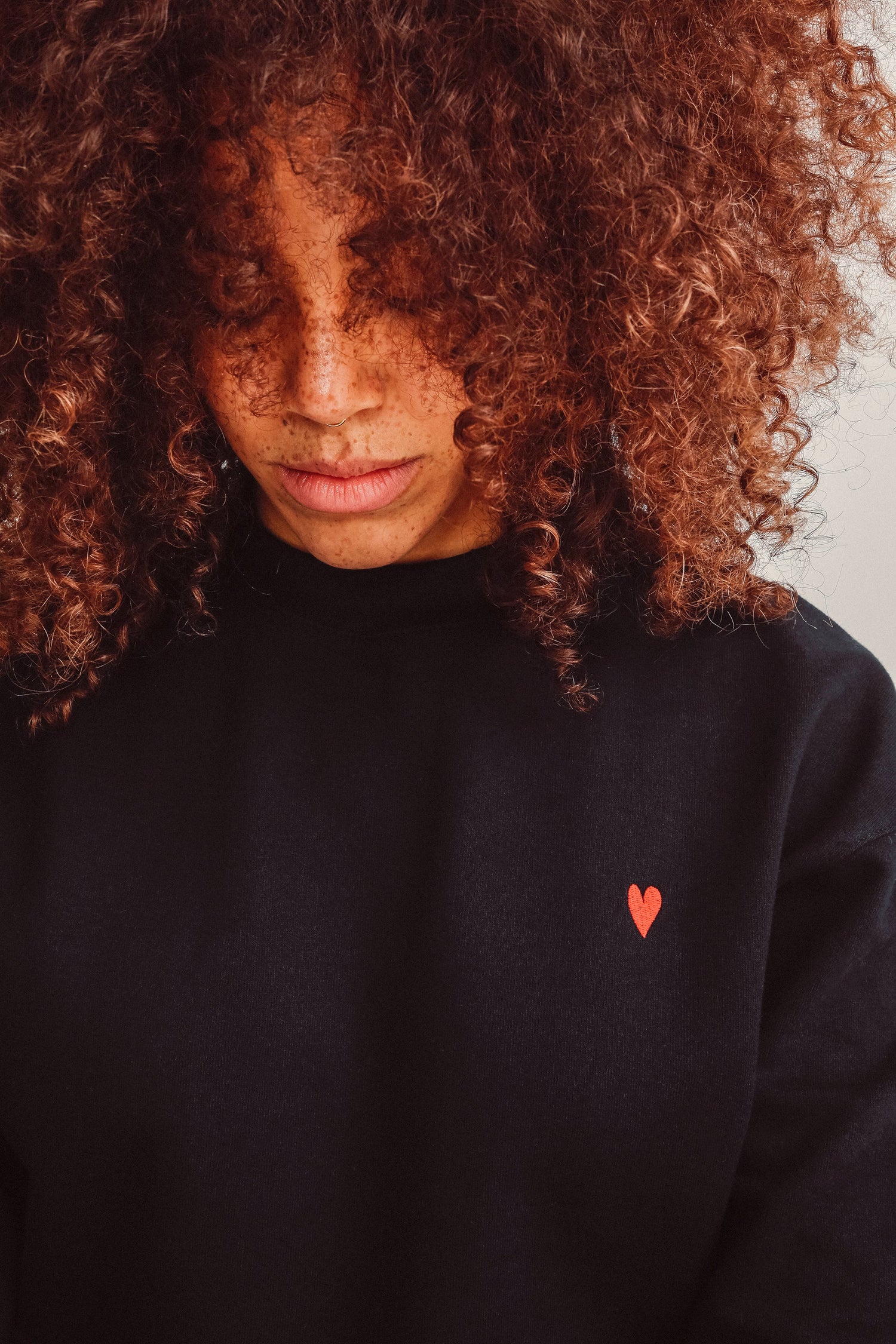 JUTELAUNE Heart Sweatshirt Black