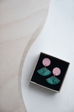 Pikku-Viuhka Earrings Valokas Emerald Pink
