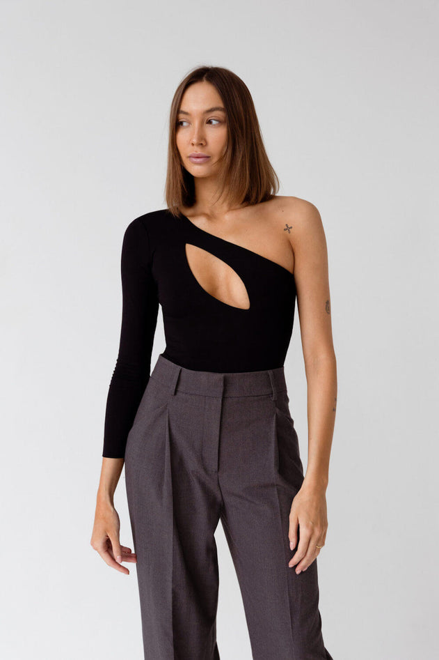 Body Cut-Out Over One Shoulder
