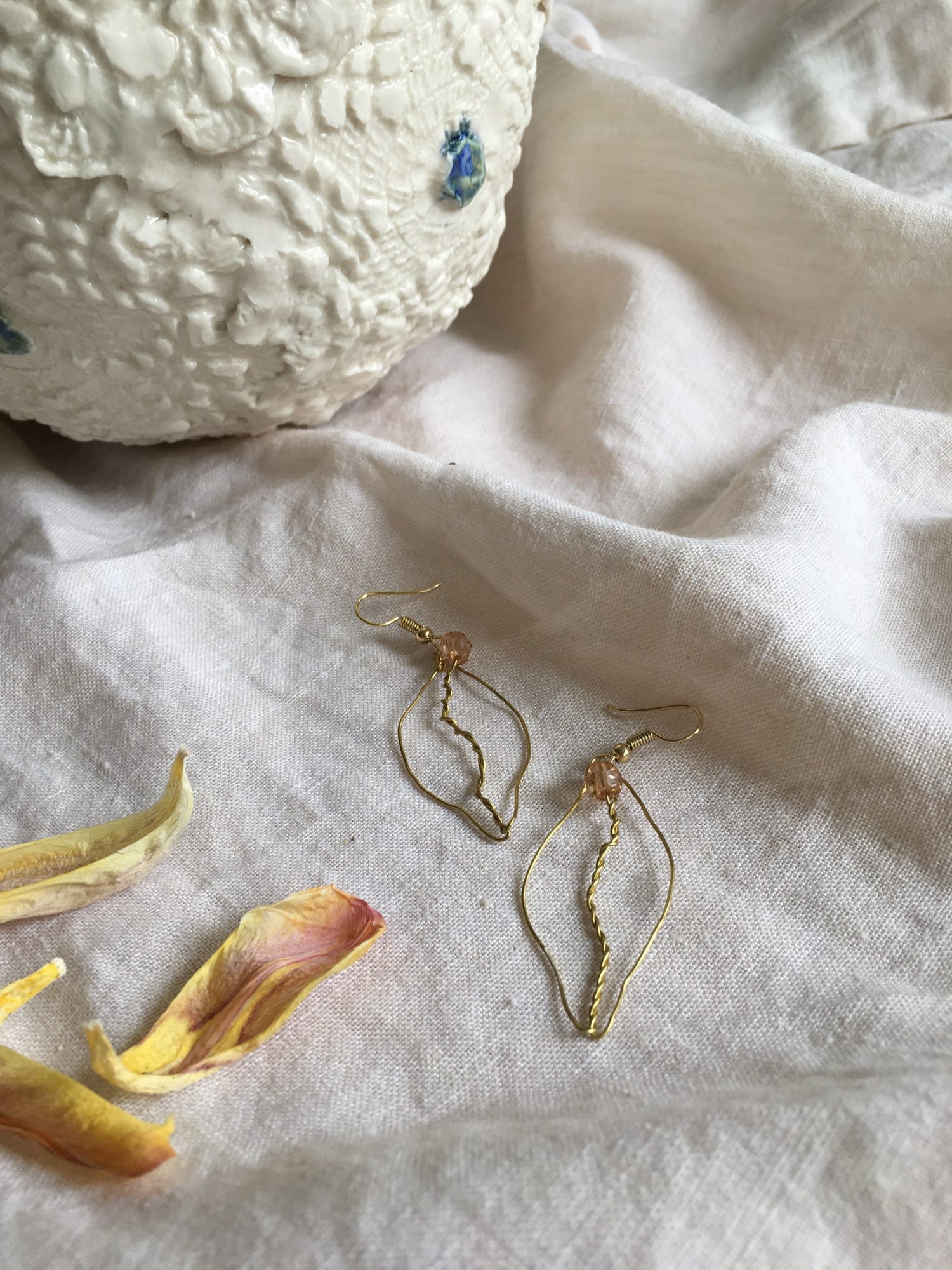 NAKU Jewellery Vagenes Small Gold Colored Earrings